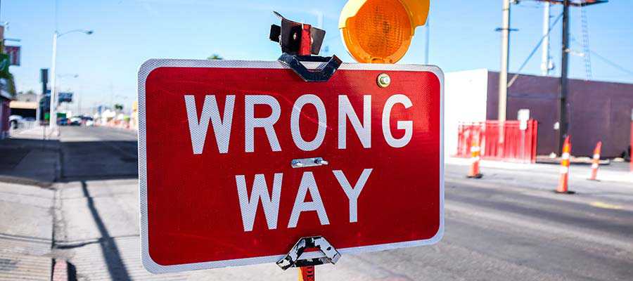 A "Wrong Way" traffic sign.