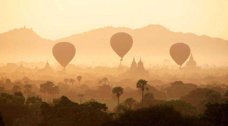 Air Balloon Over Desert Town desktop wallpaper hd 4k high-resolution