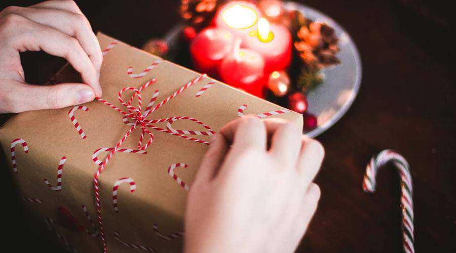 Wrapping a Gift Present christmas hd wallpaper desktop high-resolution background